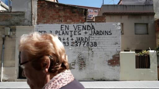 L'entrée d'un immeuble à Barcelone muré à l'aide de briques, le 28 avril 2017
