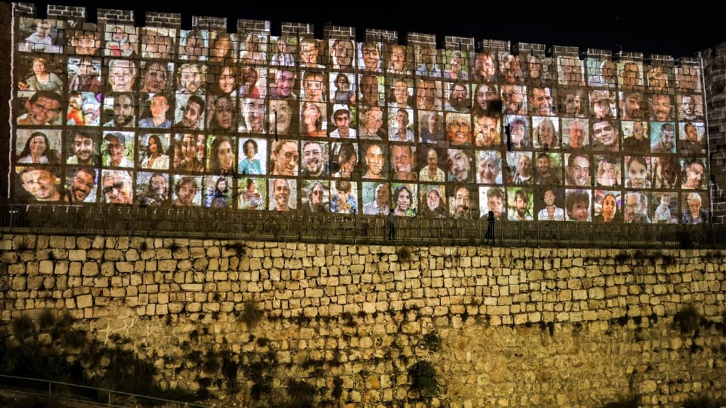 Des photos des victimes du 7 octobre 2023 projetées sur le mur des Lamentations, le 6 novembre 2023 Des photos des victimes du 7 octobre 2023 projetées sur le mur des Lamentations, le 6 novembre 2023