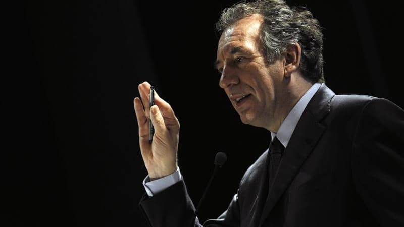 François Bayrou, qui, malgré une légère embellie, ne parvient toujours pas à muer sa popularité en intentions de vote, s'efforce de reconstituer son assise électorale au centre-droit. Après une invite au Nouveau Centre lundi, le candidat centriste s'est t