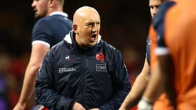 Shaun Edwards l'entraîneur de la défense du XV de France lors d'une session collective, le 11 mars 2022
