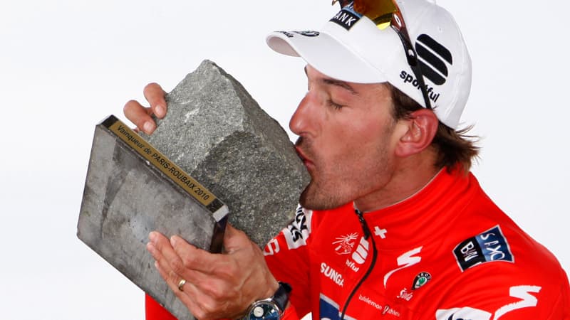 Le Suisse soulève son deuxième pavé dans le Vélodrome de Roubaix.