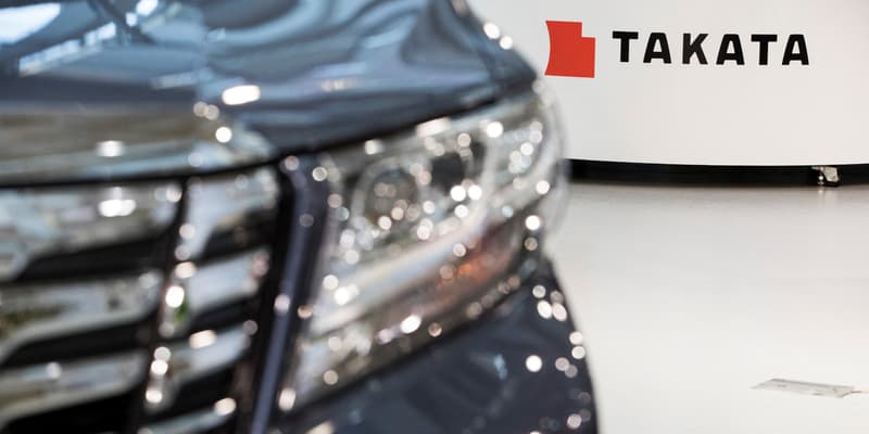 Le logo de l'équipementier automobile japonais Takata est visible à côté d'une voiture dans un showroom à Tokyo, le 23 juin 2017.