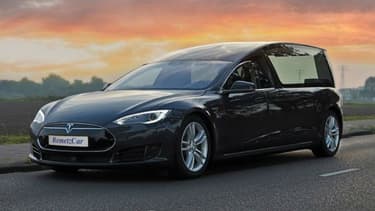 Le préparateur De Remetez a transformé cette Model S en corbillard à al demande d'un spécialiste néerlandais de ce genre de véhicules (et des limousines), Van der Lans & Busscher BV.