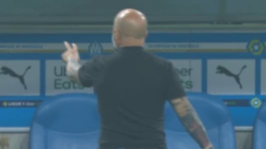 Sampaoli se retournant vers son banc pour checker le score Sampaoli se retournant vers son banc pour checker le score