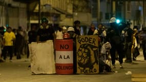 Des manifestants élèvent une barricade à Lima, capitale du Pérou, le 26 janvier 2023