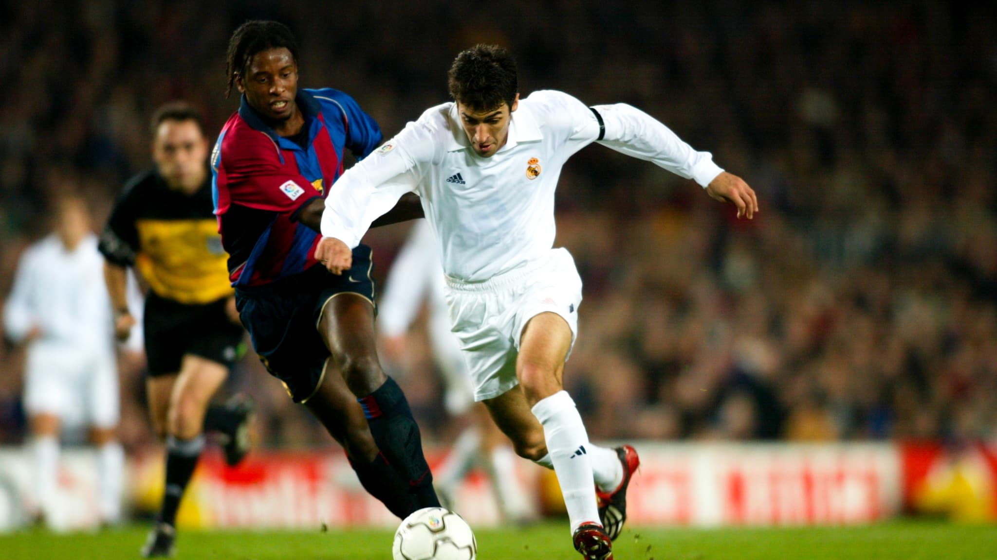 Philippe Christanval à la lutte avec Raul lors d'un Barça-Real en 2002