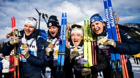 Emilien Jacquelin, Eric Perrot, Lou Jeanmonnot et Julia Simon champions du monde du relais mixte à Lenzerheide, le 12 février 2025.