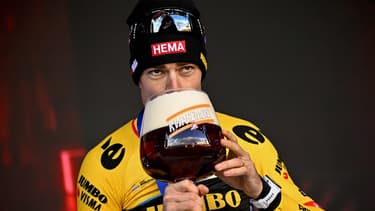 Le cycliste belge Wout van Aert boit une bière après sa victoire sur l'E3 Saxo Bank Classic, le 24 mars 2023