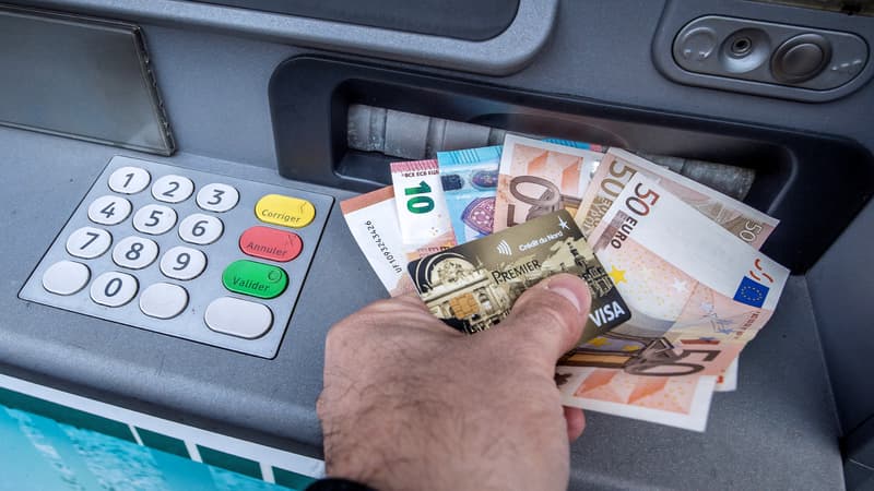 Les frais bancaires annuels moyens grimpent à 225 euros en 2024