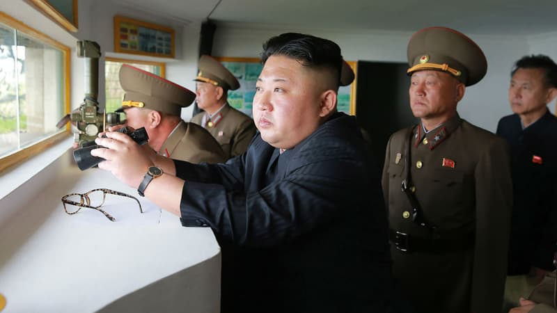 Le chef d'Etat nord-coréen Kim Jong-Un en visite dans des bâtiments de défense. (Photo de l'agence nord-coréenne KCNA)