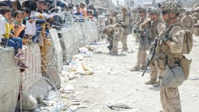 Photo fournie par l'armée américaine de soldats américains déployés à l'aéroport de Kaboul face à des Afghans cherchant à fuir le pays, le 20 août 2021
