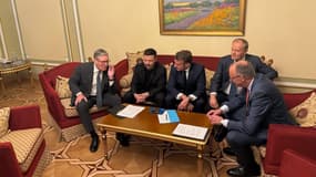 Le Premier ministre britannique Keir Starmer, le président ukrainien Volodymyr Zelensky, le président français Emmanuel Macron, le Premier ministre polonais Donald Tusk et le chancelier allemand Friedrich Merz participant à une conversation téléphonique avec le président américain Donald Trump après leur réunion à Kiev, dans le contexte de l'invasion russe en Ukraine, le 10 mai 2025.