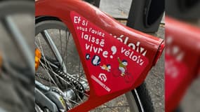 Des affiches anti-avortement collées sur des Vélo'V dans la région lyonnaise.