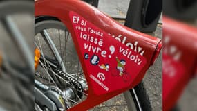 Des affiches anti-avortement collées sur des Vélo'V dans la région lyonnaise.