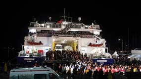 Ressortissants turcs arrivant par ferry à Marmaris après avoir été évacués de Libye. Les gouvernements de plusieurs pays tentent par tous les moyens de rapatrier leurs ressortissants se trouvant en Libye, plongée dans le chaos. /Photo prise le 23 février