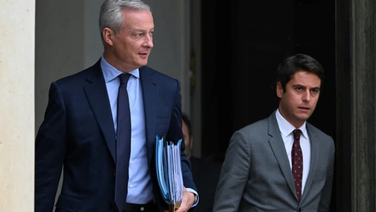 Le ministre de l'Economie Bruno Le Maire (g) et le ministre délégué aux Comptes publics Gabriel Attal, à la sortie du Conseil des ministres, le 26 septembre 2022 à l'Elysée, à Paris