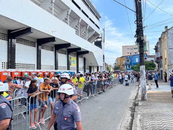 Les Brésiliens affluent en masse devant le stade de Santos