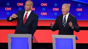 Le sénateur du New Jersey Cory Booker et Joe Biden, favori de la primaire démocrate, le 31 juillet 2019 à Detroit, Michigan.
