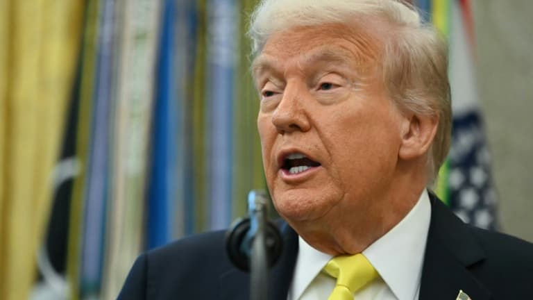 Le président américain Donald Trump dans le Bureau ovale de la Maison Blanche, le 15 octobre 2025 à Washington