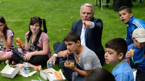 Des enfants qui n'ont pas eu la chance de partir en vacances ont été reçus lundi par le Premier ministre et son épouse. Au programme: jeux, sport et activités culturelles.