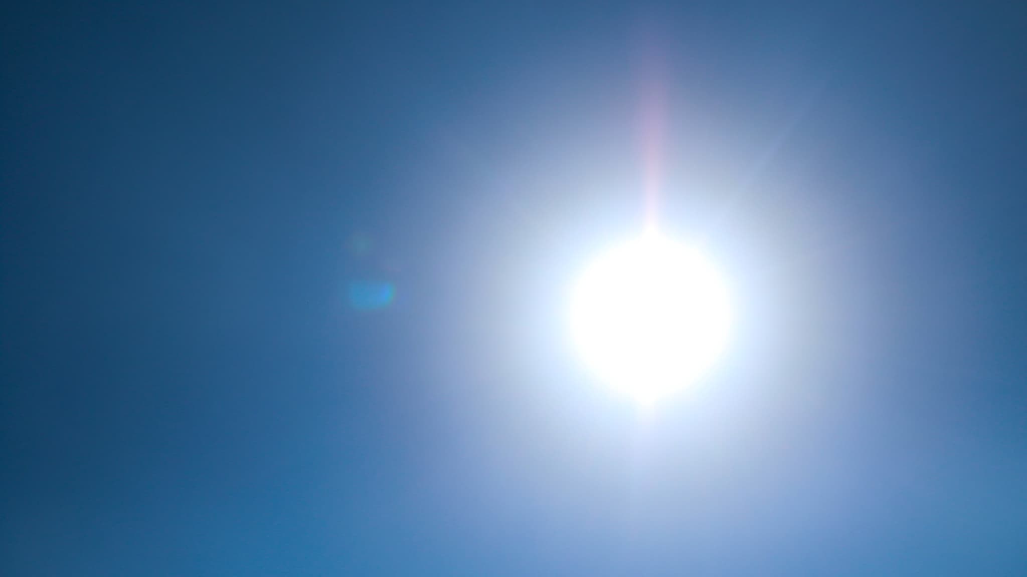 FORTES TEMPÉRATURES, PUIS DÉGRADATION ORAGEUSE... À QUELLE MÉTÉO S'ATTENDRE CE WEEK-END EN FRANCE?