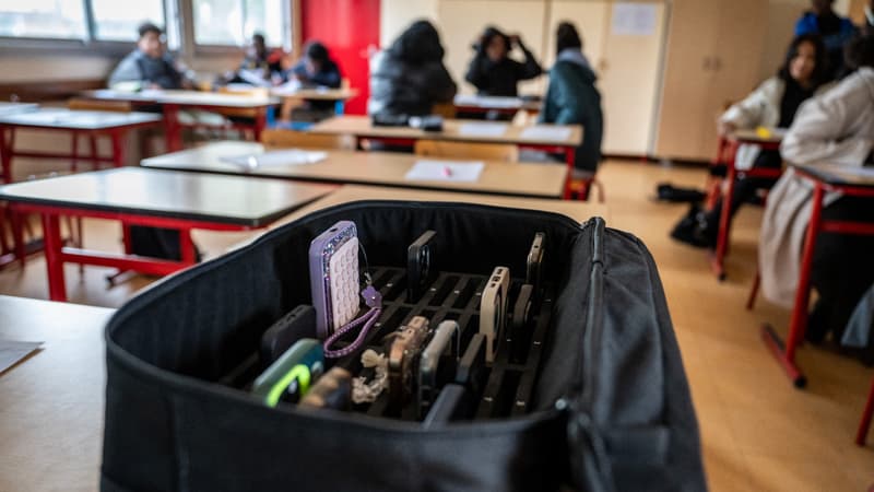 L'interdiction du portable au lycée "pourra être effective dès la rentrée", mais, pris de court, les "établissements ne sont pas prêts"