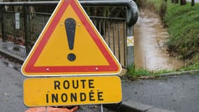 Un panneau route inondée. 