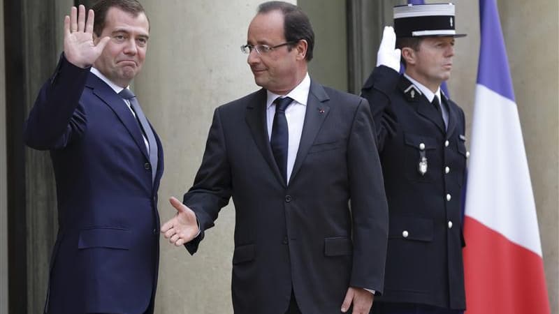 Le Premier ministre russe, Dmitri Medvedev, a de nouveau signifié mardi à Paris son désaccord avec l'idée française de reconnaître l'opposition syrienne, invoquant la non-ingérence dans les affaires intérieures d'un Etat souverain. /Photo prise le 27 nove