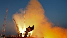 Un vaisseau Soyouz transportant à son bord un cosmonaute russe ainsi qu'un astronaute américain et un autre canadien a été lancé mercredi à 12h12 GMT dans l'espace depuis le cosmodrome russe de Baïkonour, dans les steppes kazakhes. Le "Soyouz TMA-07M" a p