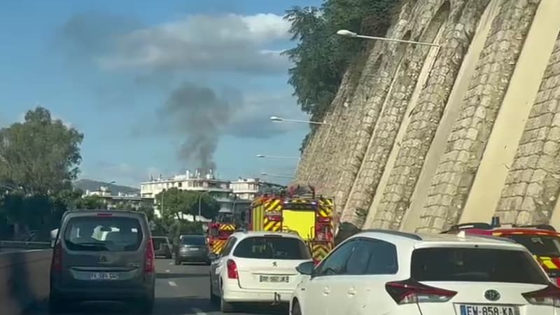 De la fumée noire est visible depuis les environs de Nice