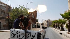 Des membres de l'Armée syrienne libre manoeuvrent une batterie anti-aérienne de fortune à Alep. Selon Adbelbasset Sida, président du Conseil national syrien (CNS, opposition), les rebelles syriens qui se battent pour renverser le président Bachar al Assad