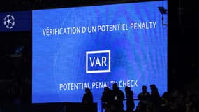 Le VAR en action dans le match de Ligue des champions entre le PSG et Newcastle, 28 novembre 2023