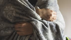Une personne avec une couverture (photo d'illustration)