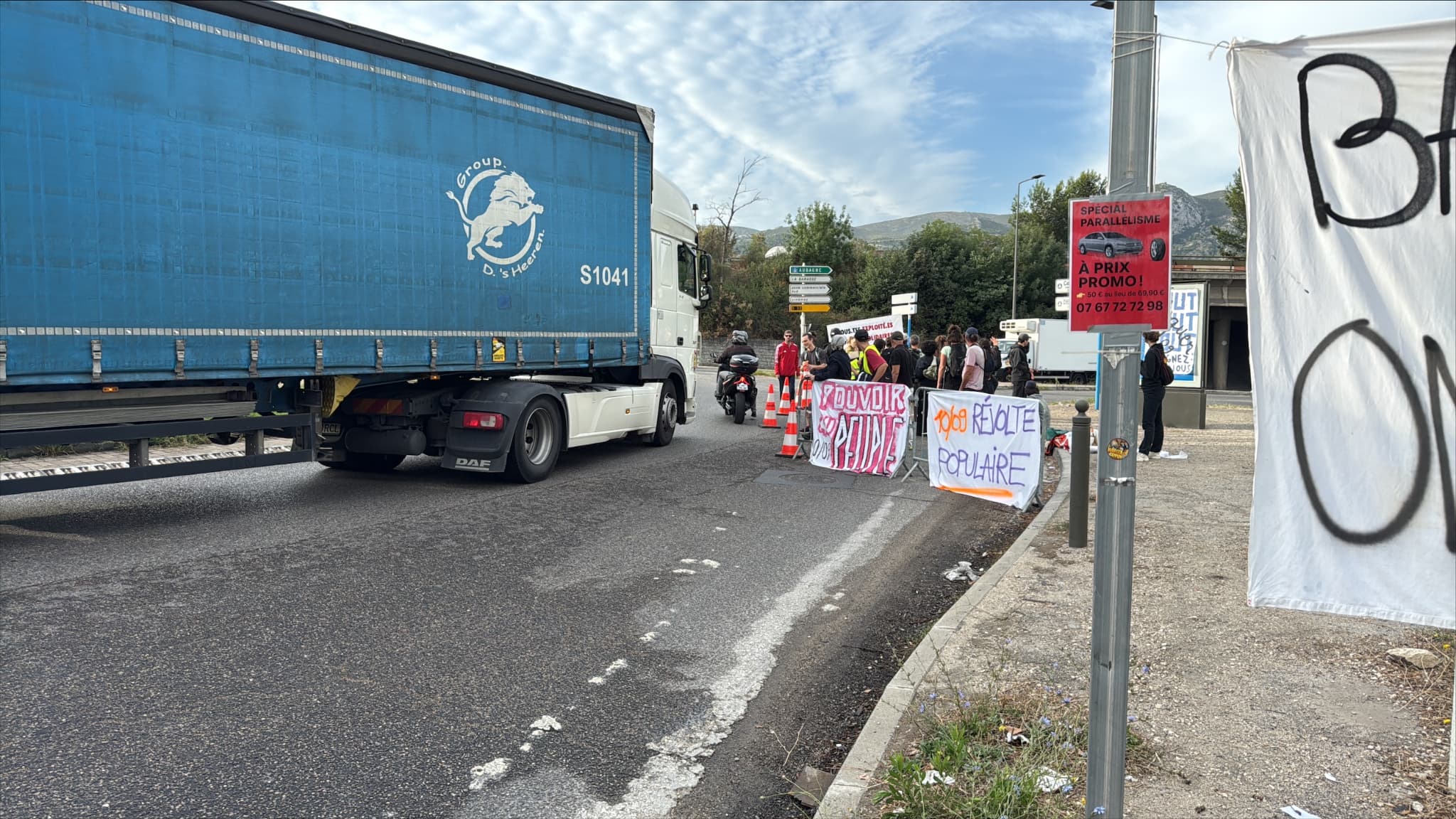 Au rond-point de la Valentine, au niveau de Leroy Merlin, des manifestants ralentissent la circulation. Au rond-point de la Valentine, au niveau de Leroy Merlin, des manifestants ralentissent la circulation.