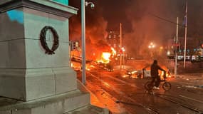 Une voiture et un bus incendiés à Dublin le 23 novembre 2023 dans une nuit d'émeutes après une attaque au couteau. 