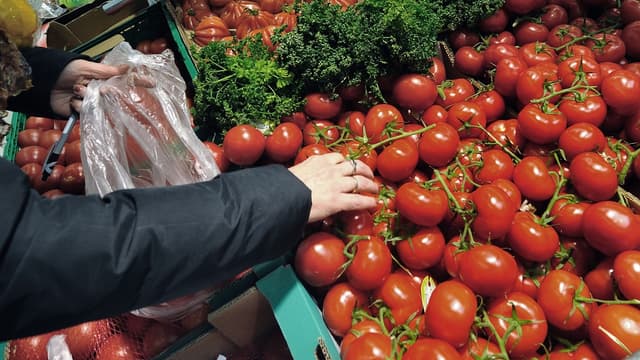 Carrefour veut réduire les sachets plastiques à usage unique.