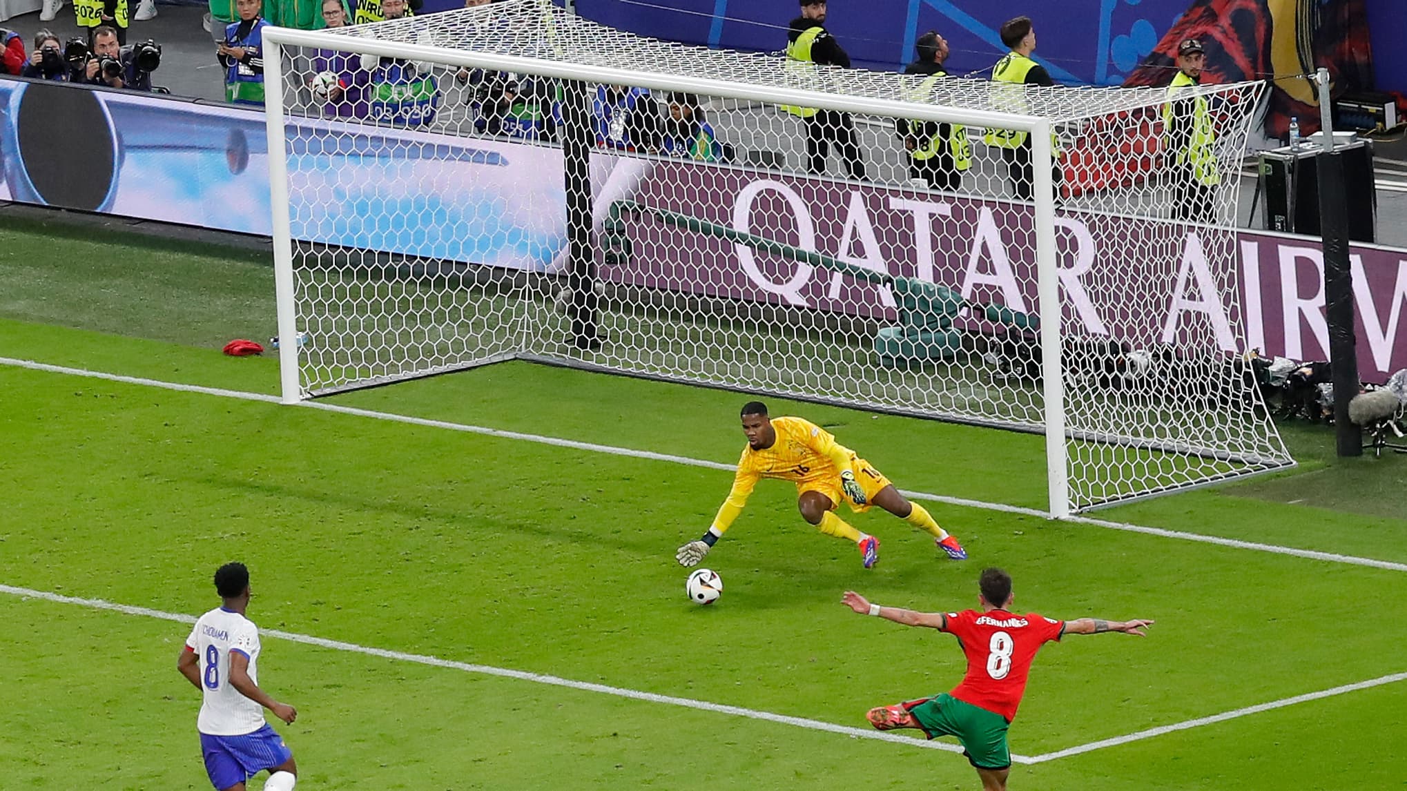 L'arrêt de Maignan sur le tir de Fernandes lors du match Portugal-France L'arrêt de Maignan sur le tir de Fernandes lors du match Portugal-France