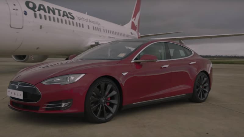 Tesla rime avec ambition, certes, mais pas au point de battre un avion. Bien essayé!