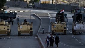 Des chars stationnés place Tahrir au Caire, dimanche 18 août.