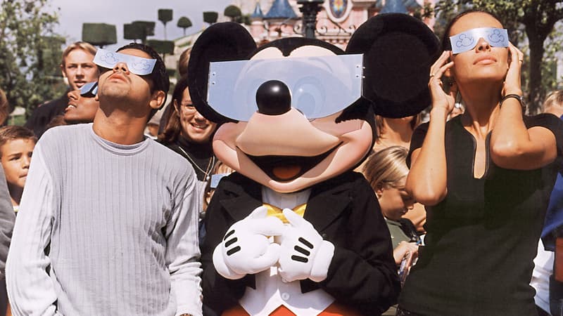 Disneyland, les Champs-Élysées, les falaises de Fécamp... les images de l'enthousiasme autour de l'éclipse de 1999