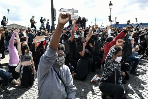 Des manifestants s'agenouillent lors d'un rassemblement près de la place de la Concorde et de l'ambassade américaine, le 6 juin 2020 à Paris, pour dénoncer les violences policières Des manifestants s'agenouillent lors d'un rassemblement près de la place de la Concorde et de l'ambassade américaine, le 6 juin 2020 à Paris, pour dénoncer les violences policières