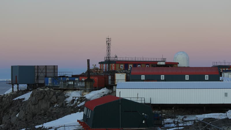 La base scientifique française Dumont-d'Urville située sur l'île des Pétrels, en terre Adélie, en Antarctique, photographiée en 2020