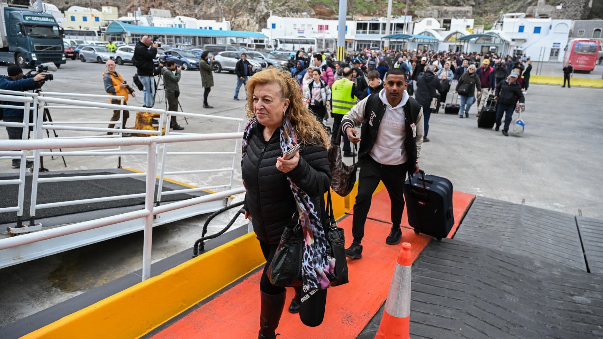 Des Grecs embarquent dans des ferry pour quitter l'île de Santorin touchée par des séismes, le 4 février 2025 Des Grecs embarquent dans des ferry pour quitter l'île de Santorin touchée par des séismes, le 4 février 2025