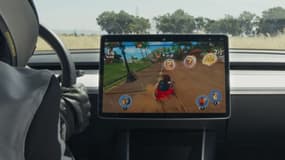 Pour passer le temps à bord des Tesla, voici un jeu se rapprochant de Mario Kart... et jouable avec le volant et les pédales de la voiture.