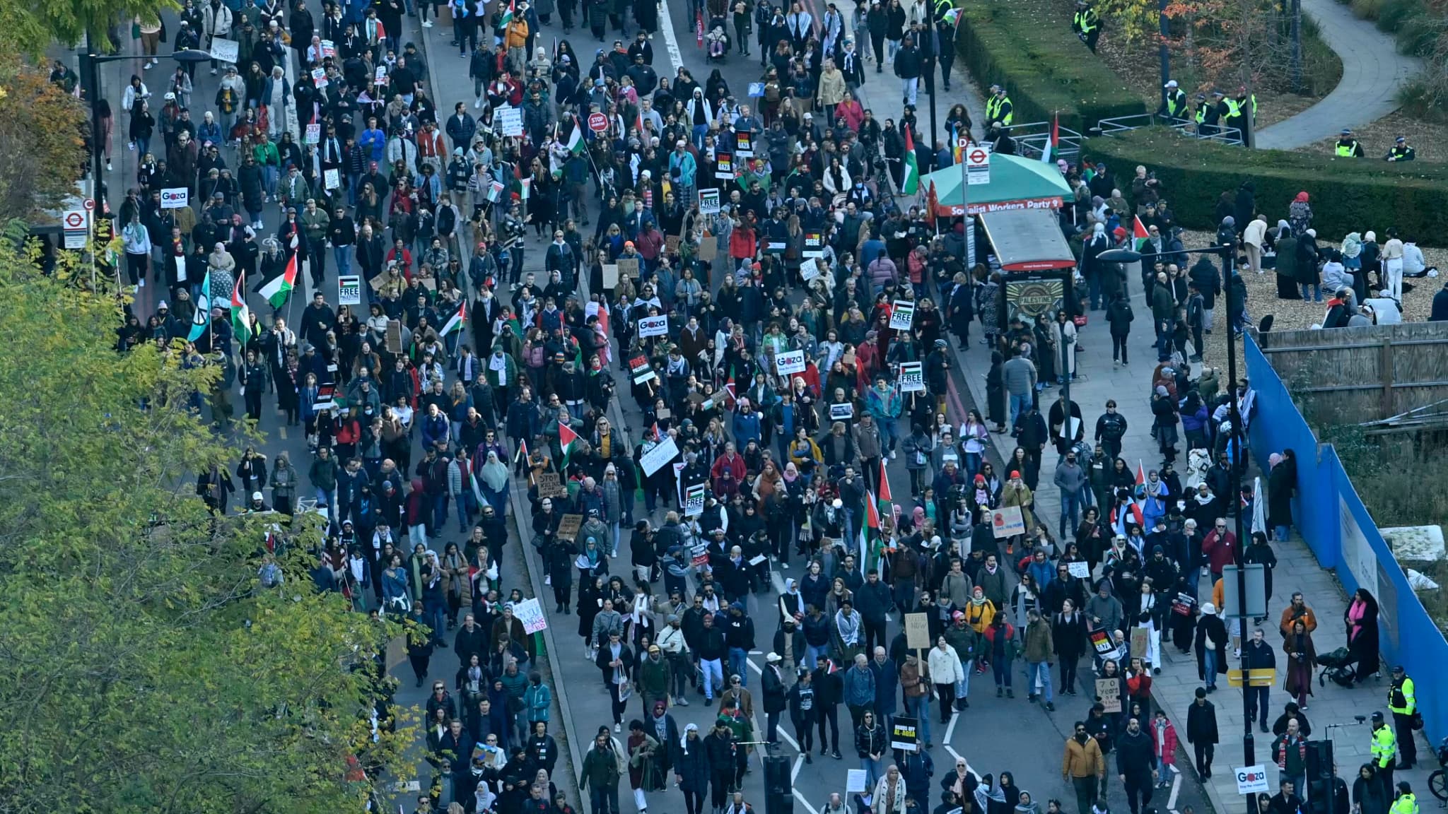 Environ 300.000 personnes, selon les autorités, ont participé samedi 11 novembre 2023 à Londres à une manifestation pro-palestinienne.