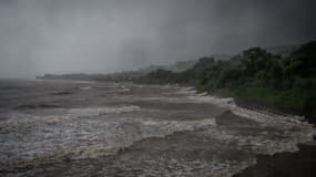 Des vagues générées par le typhon Nanmadol à Izumi (Japon), le 18 septembre 2022.
