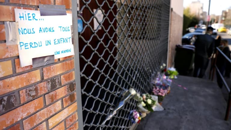 Des fleurs placées à l'endroit où un garçon de 15 ans a été abattu à Bondy, en Seine-Saint-Denis, le 27 février 2021