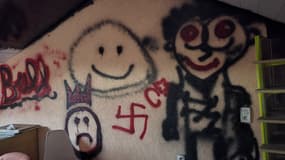 Sur les murs de la propriété, plusieurs tags ont été peints, dont des croix gammées.