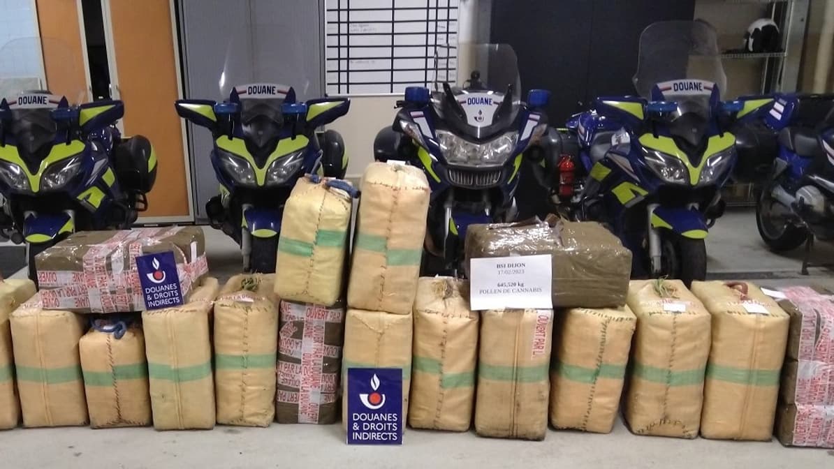 Les valises en toile de jute remplies de cannabis Les valises en toile de jute remplies de cannabis