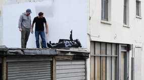 Deux hommes regardent une nouvelle œuvre d'art de Banksy le 22 décembre 2025 à Londres, en Angleterre. 